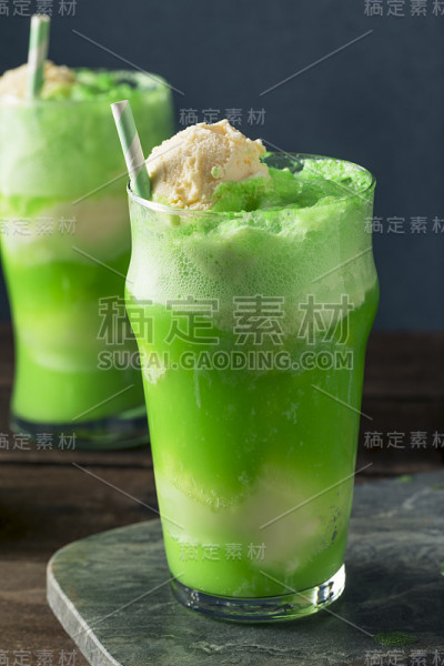 自制绿色冰淇淋苏打水