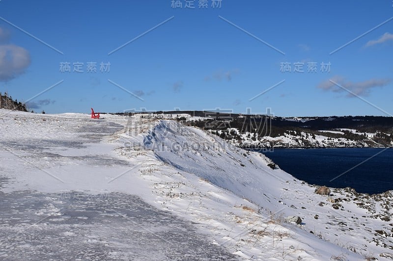 雪地里的红色阿迪朗达克椅子