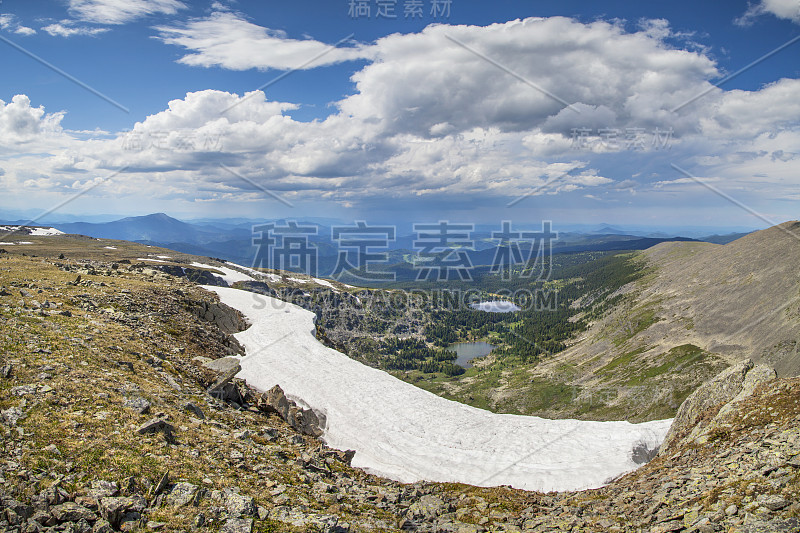 16、过山峡，春在山中