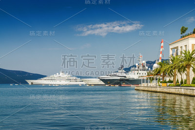 美丽的堤岸上的背景豪华游艇蒂瓦特港，黑山。