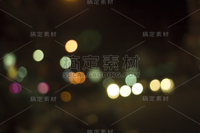 从夜间交通的散景图像。