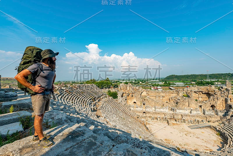 土耳其安塔利亚阿克苏- 2018年8月5日。佩尔吉古城和遗址的徒步旅行者。