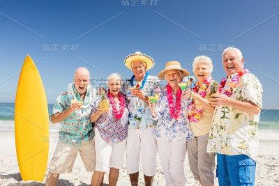 微笑的资深朋友的肖像