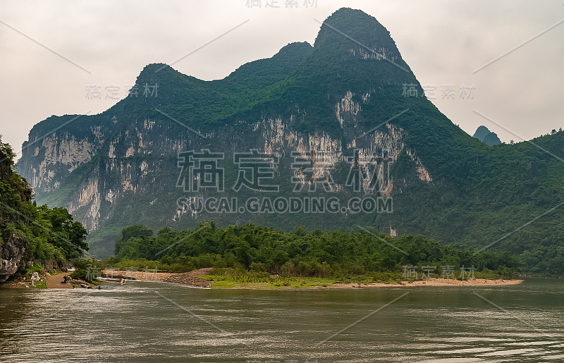 中国桂林沿着漓江的巨大喀斯特山。