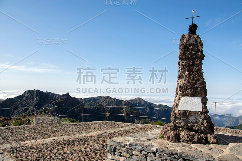 Pico Ruivo峰徒步旅行，天气晴朗，云层低，蓝天，葡萄牙马德拉岛