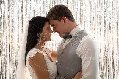 一对夫妇在婚礼上跳舞