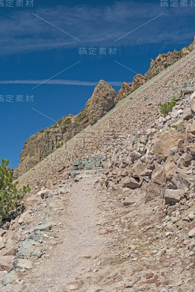 攀登高山山峰的崎岖小道