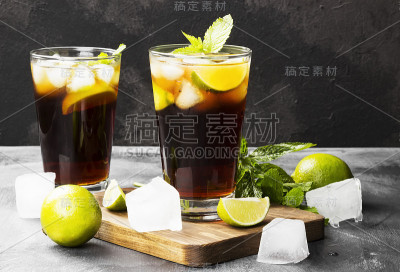 深色背景上放两杯古巴利布利鸡尾酒