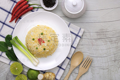 白盘炒饭和青菜，俯视图