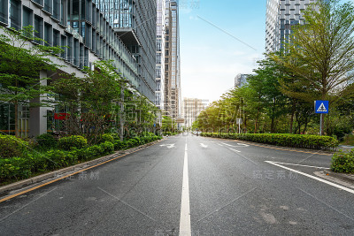中国深圳的城市道路和现代化办公大楼