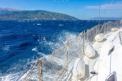 风天里的帆船和海上泡沫