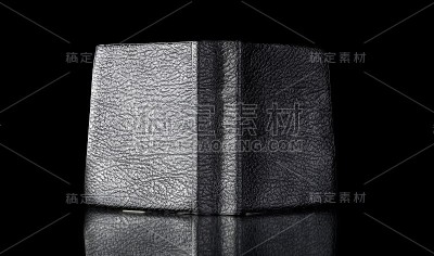 旧皮书封面，复古物品反映