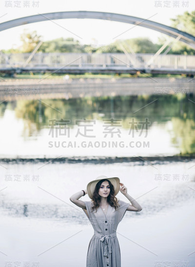 戴着草帽的漂亮女人