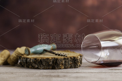 旧开瓶器和一杯红酒