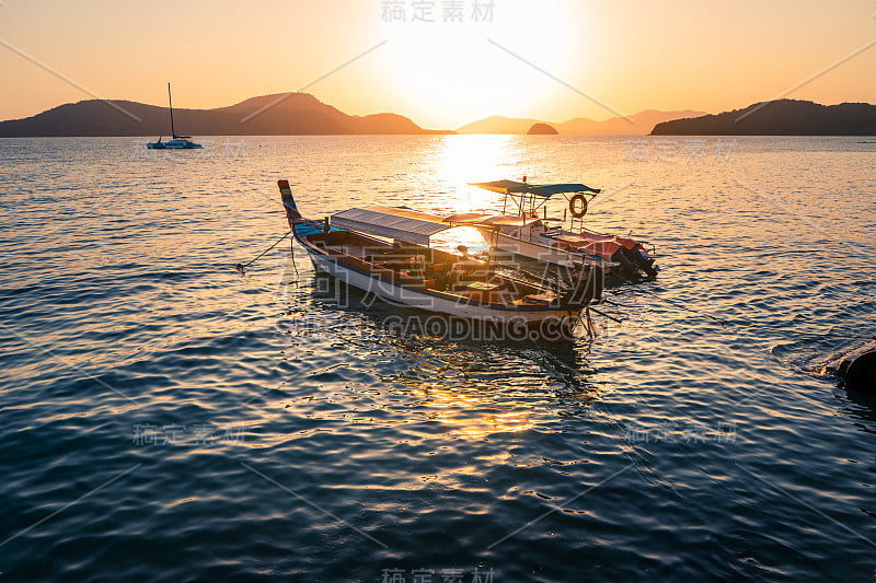 夕阳海——船在黄昏的海上，发出美丽的金色光芒