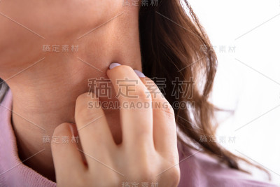 女人挠脖子