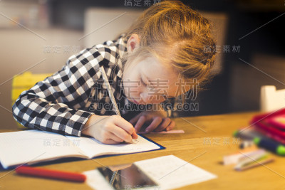 女孩正在家里做作业