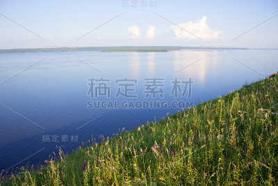 阳光灿烂的夏日，河上泛起阵阵涟漪