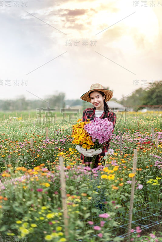 手持花束的女子