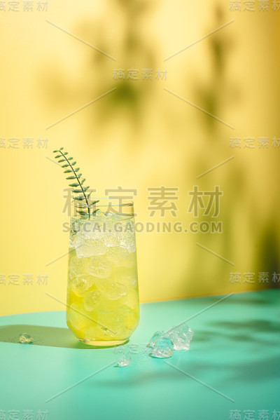 夏季热带鸡尾酒