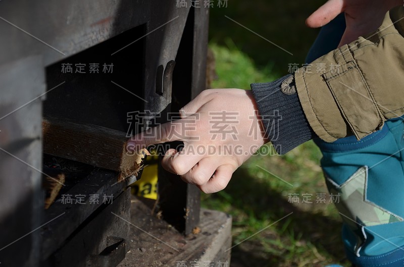 男孩小心地把木头放好