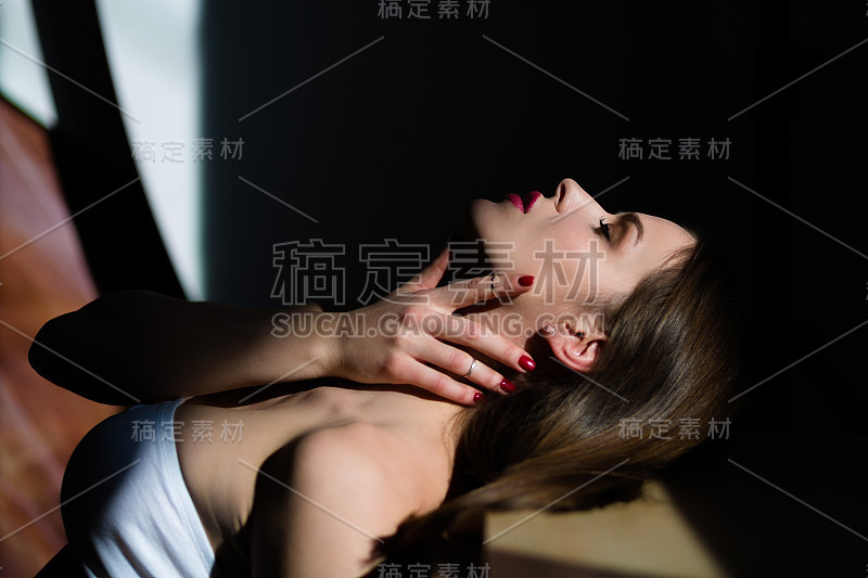 美丽的年轻女子摆姿势在自然光线