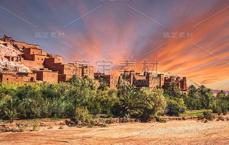 日落时分，摩洛哥阿特拉斯山附近的沙漠里，Kasbah Ait Ben Haddou