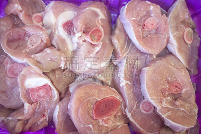 新鲜的火鸡腿放在泡沫肉盘上