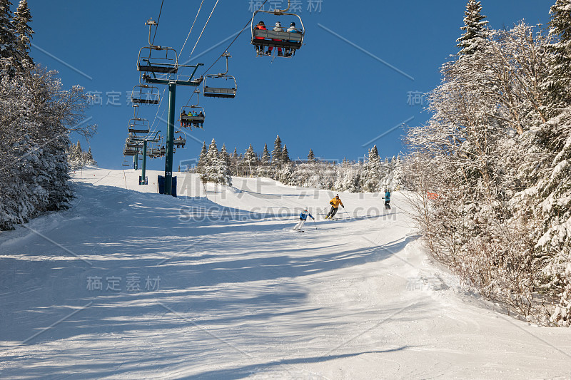 滑雪者在雪山缆车上的景色