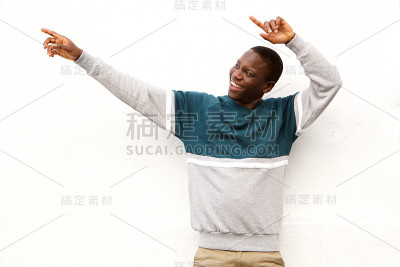 英俊的年轻非洲男子指向白人背景