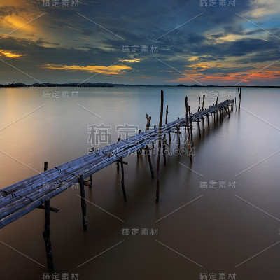 海上竹桥日落