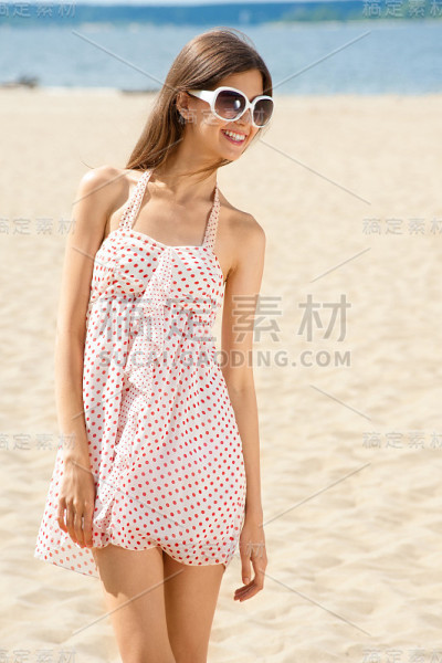 穿着夏装的年轻女子