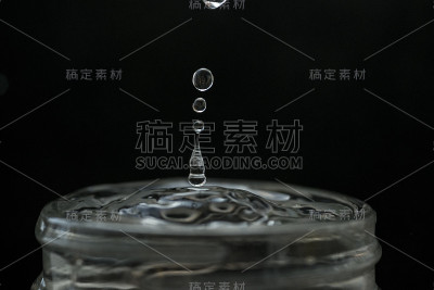 水滴在瓶子上
