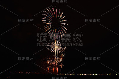 在盛大的节日里放烟花