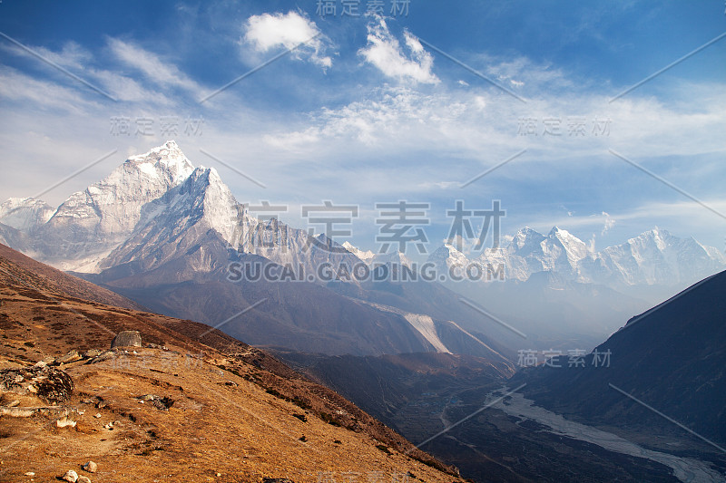 阿玛达布拉姆山前往珠穆朗玛峰大本营的路上