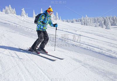 活跃的滑雪者在山上滑雪道上滑雪下山