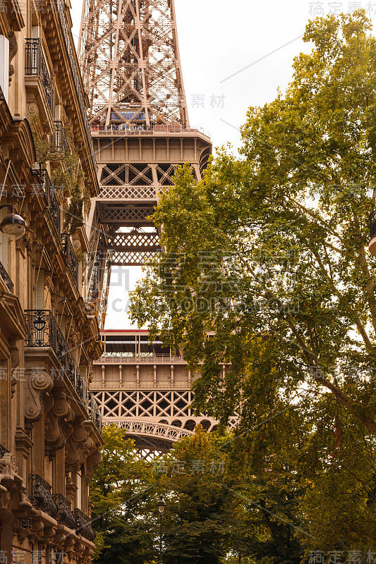 在最后的阳光下，埃菲尔铁塔矗立在建筑物之间。Paris.France。