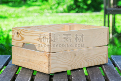 木箱放在桌子上