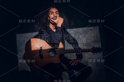 天才歌手的肖像与他的吉他