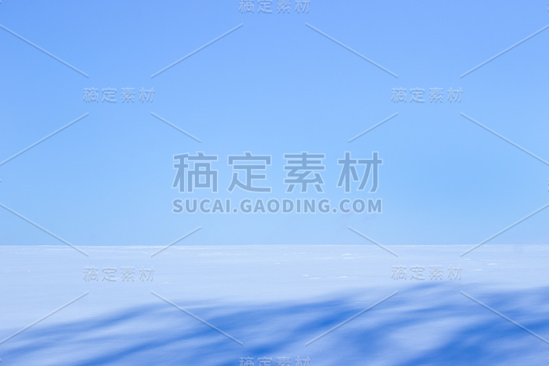 一望无际的田野上覆盖着白雪