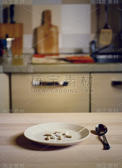 只有餐盘上药丸的厨房饮食观念