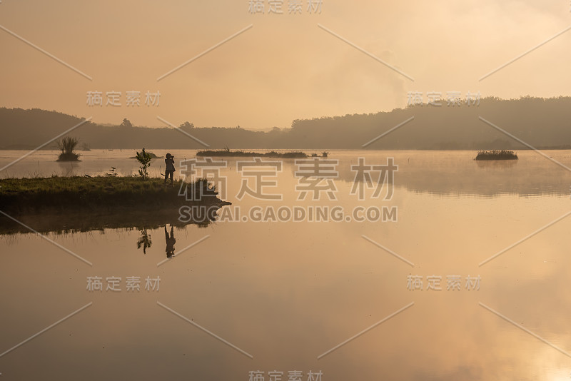 早晨的自然景色，天空，云彩和雾(雾)在湖上