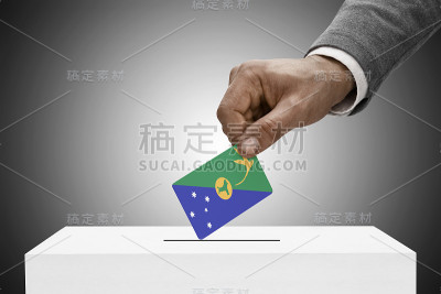 黑人男性举着旗帜。投票概念-圣诞岛