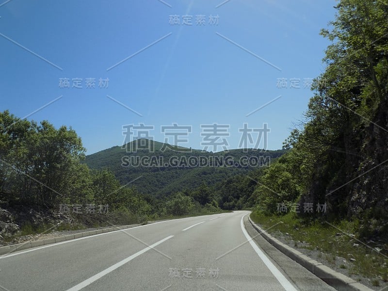 蜿蜒的道路穿过山