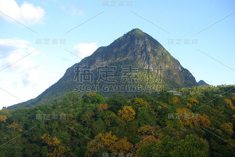 秋季山峰景观