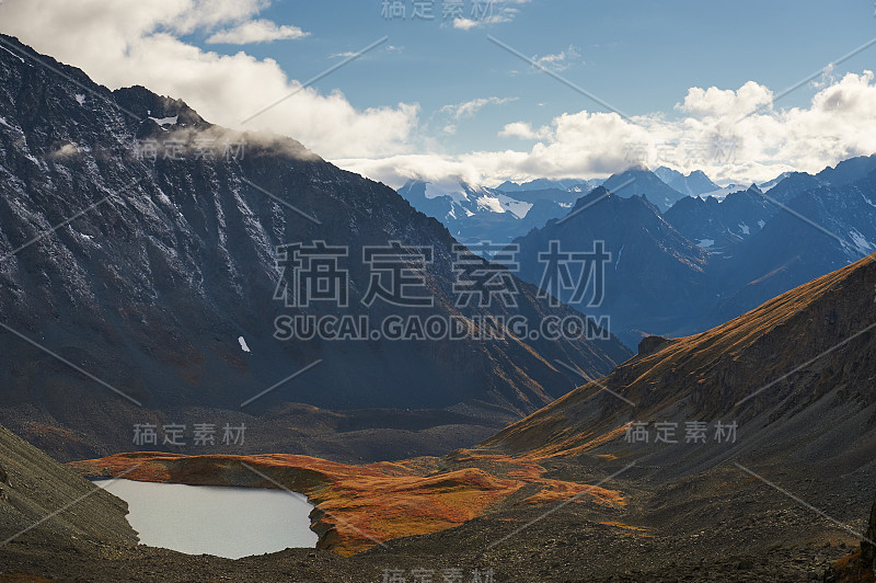 美丽的秋景，阿尔泰山俄。