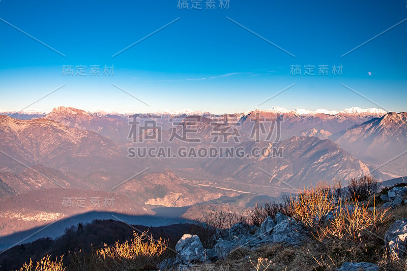 阿尔卑斯山山顶的全景