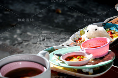 饭后用脏盘子