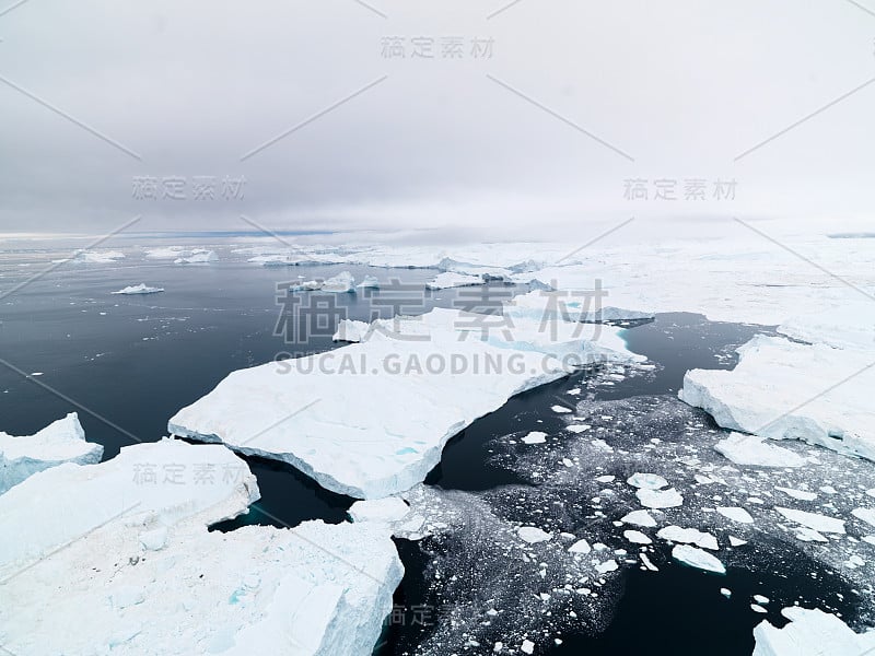 格陵兰岛伊卢利萨特冰峡湾上破碎冰山的鸟瞰图