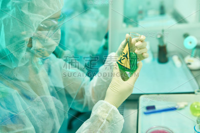 科学家研究病毒